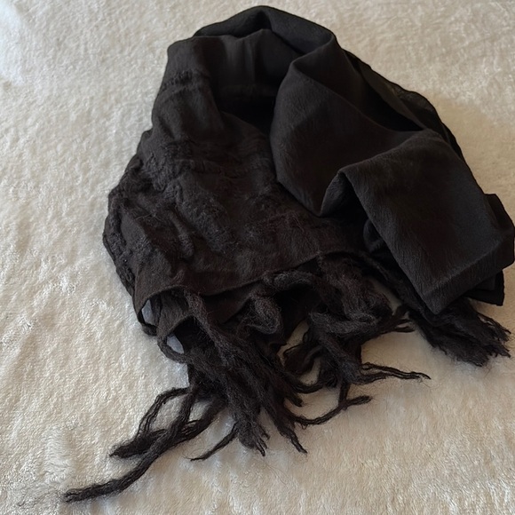 BNWOT 100% Wool Elegant Black Fringed Embroidered Scarf by OSKA - Picture 9 of 9